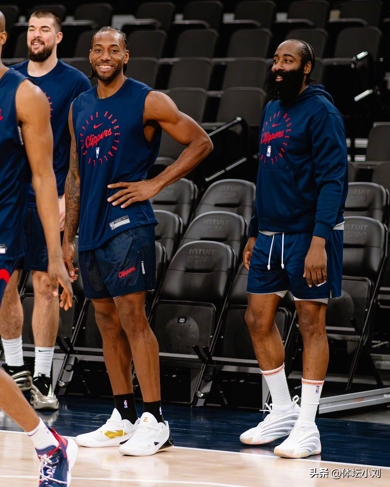 包含今晨里尔备战NBA常规赛，临场应变细节曝光，话题不断，阵容厚度经受考验的词条-九游会电竞